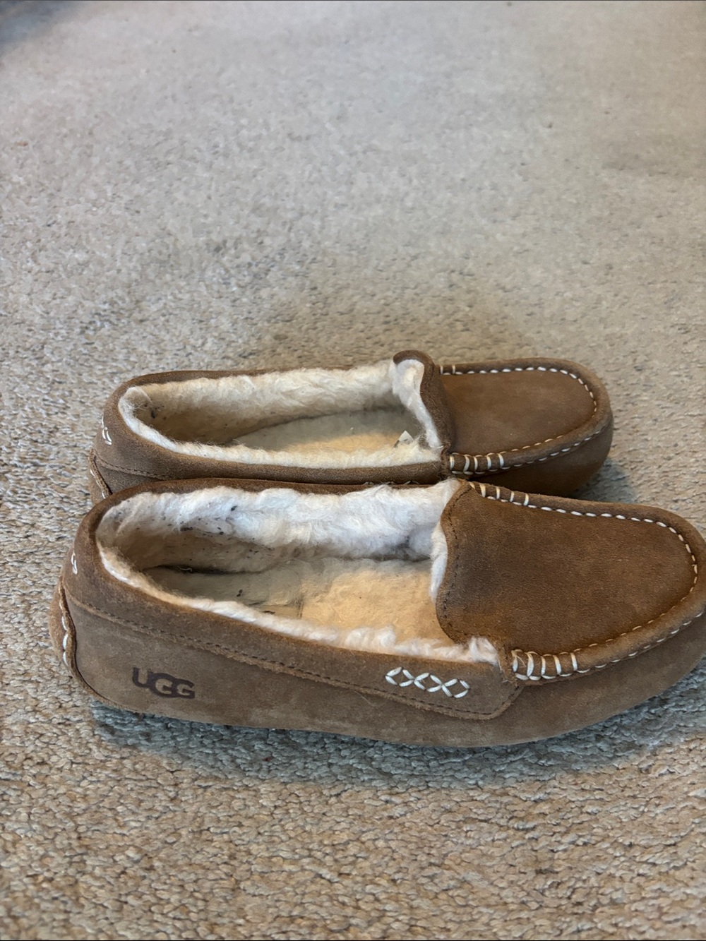 UGG women’s Chestnut Suede Shearling-Lined Moccasin Slippers. Size 8. EUC